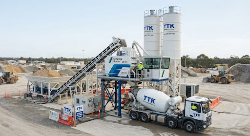 Automated concrete batching plant with cement silos