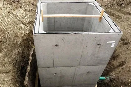 A chamber set in its trench.