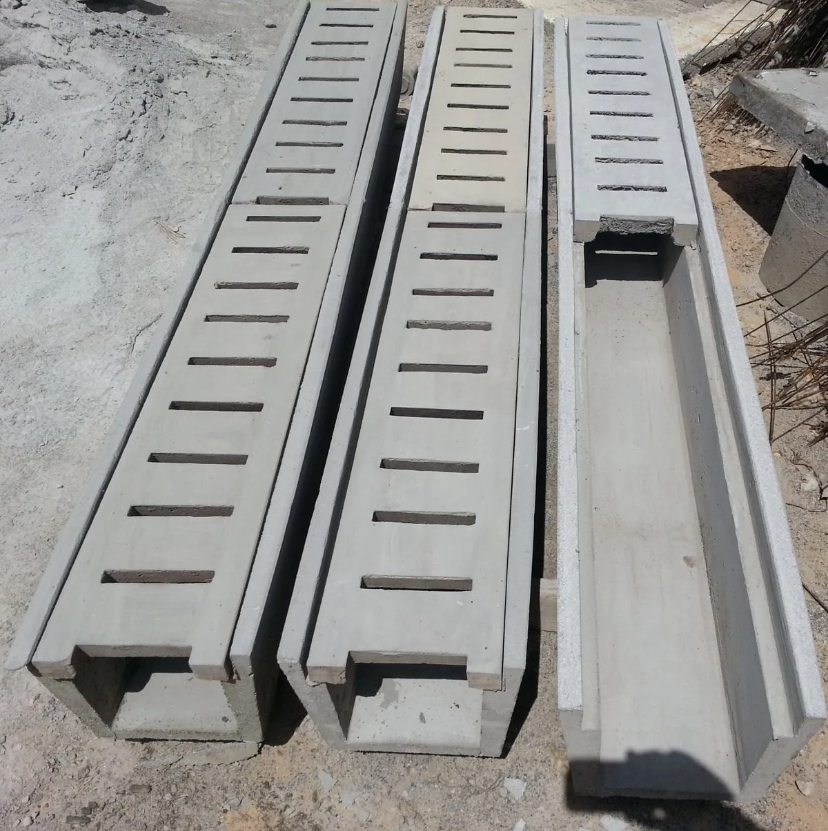 U-drains with slotted cover slabs.